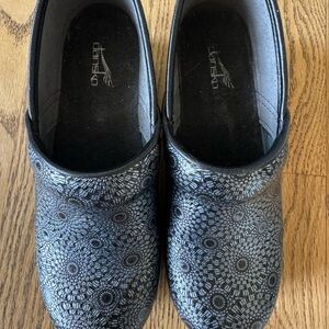 Dansko Black Silver Metallic Mandala Pattern Clogs - Size 38 (8-8.5) - like NEW